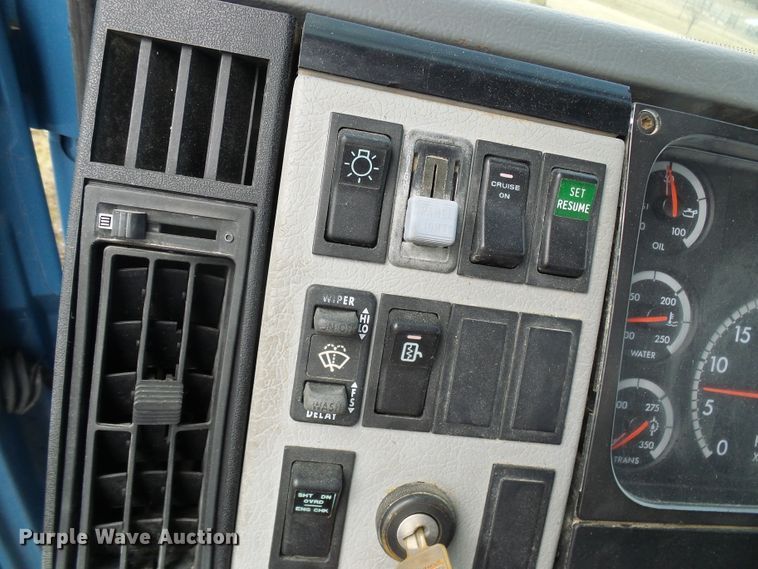 image for item DD1795 2003 Freightliner FL70 truck cab and chassis