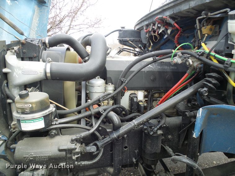 image for item DD1795 2003 Freightliner FL70 truck cab and chassis