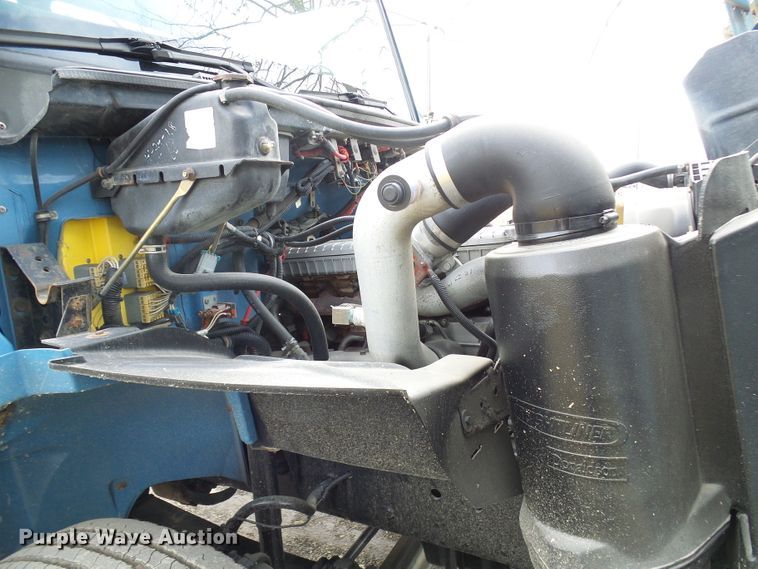 image for item DD1795 2003 Freightliner FL70 truck cab and chassis