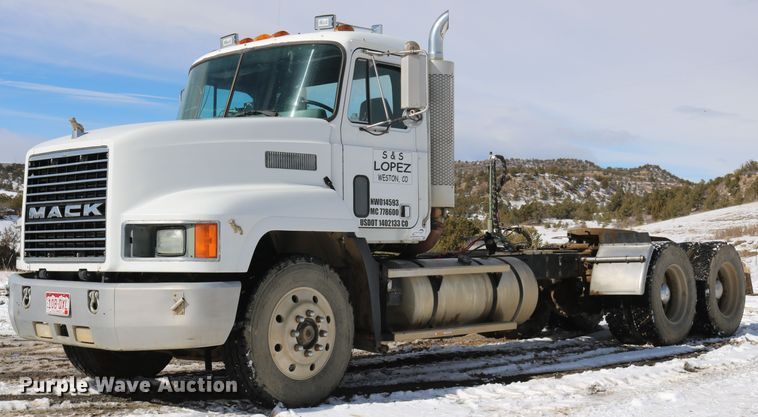 image for item DD6084 1992 Mack CH613 semi truck