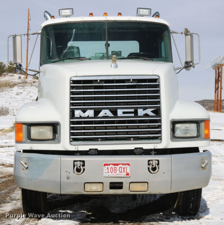 image for item DD6084 1992 Mack CH613 semi truck