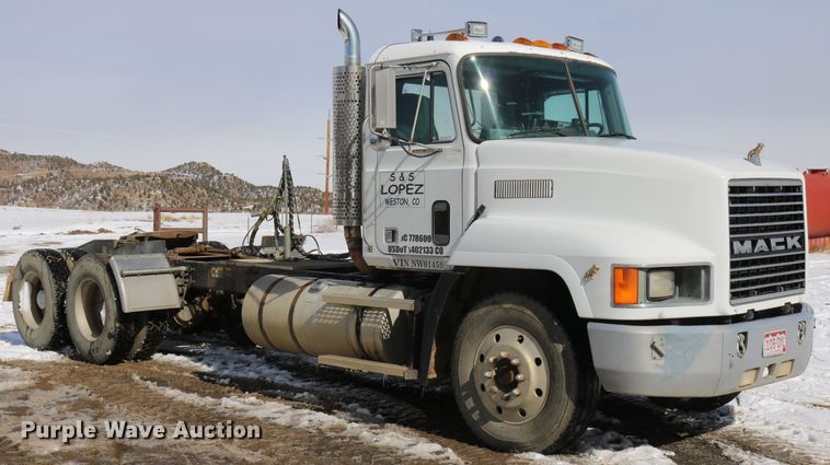 image for item DD6084 1992 Mack CH613 semi truck