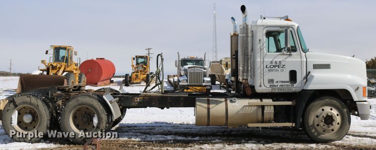 image for item DD6084 1992 Mack CH613 semi truck