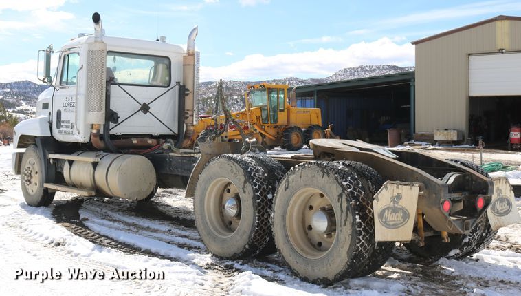 image for item DD6084 1992 Mack CH613 semi truck