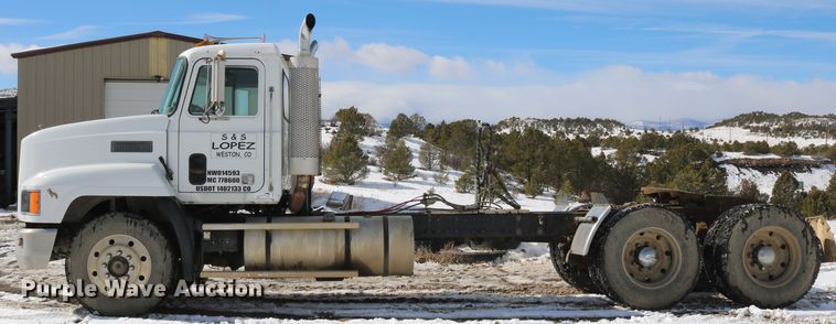 image for item DD6084 1992 Mack CH613 semi truck