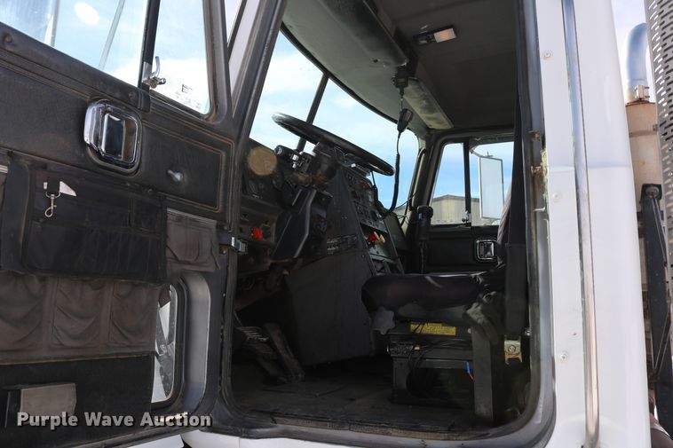 image for item DD6084 1992 Mack CH613 semi truck