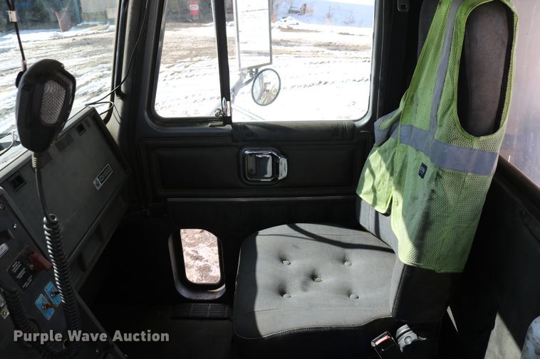 image for item DD6084 1992 Mack CH613 semi truck