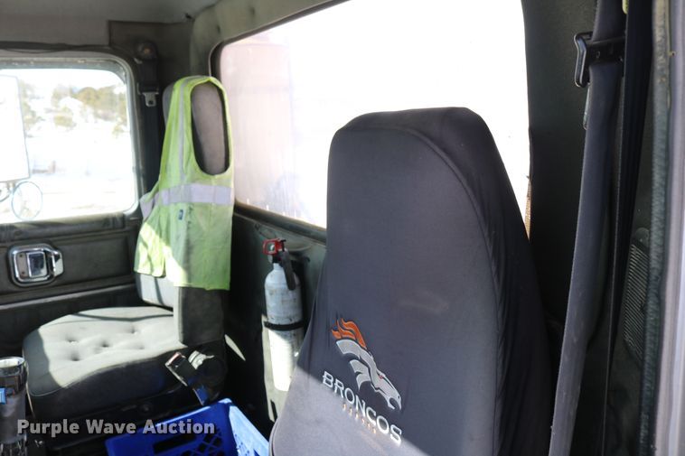 image for item DD6084 1992 Mack CH613 semi truck