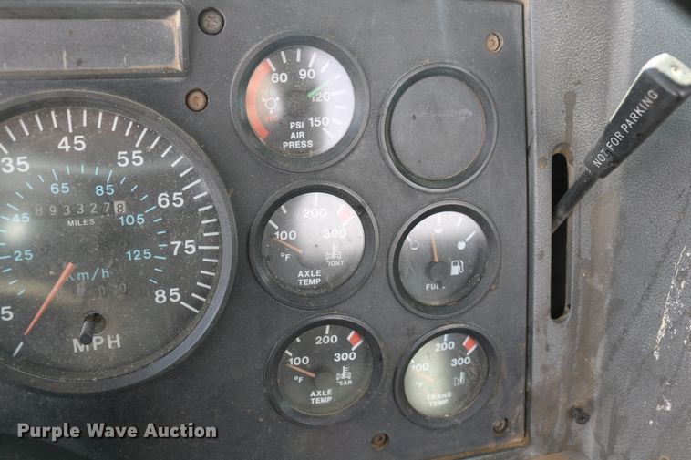 image for item DD6084 1992 Mack CH613 semi truck