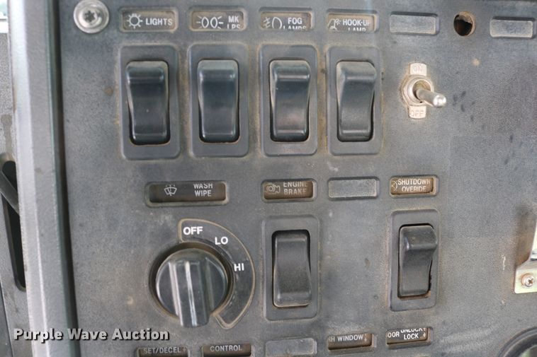 image for item DD6084 1992 Mack CH613 semi truck