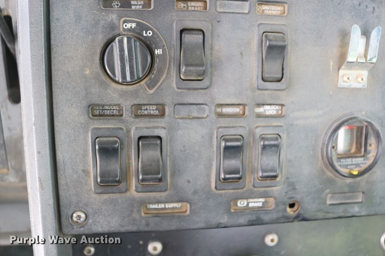 image for item DD6084 1992 Mack CH613 semi truck