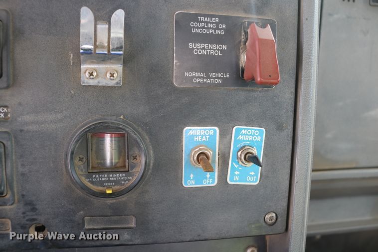 image for item DD6084 1992 Mack CH613 semi truck