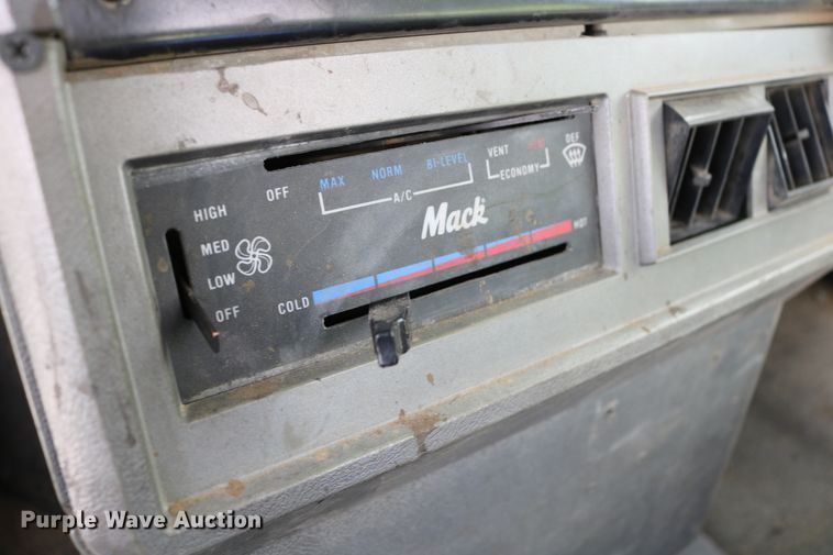 image for item DD6084 1992 Mack CH613 semi truck