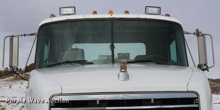 image for item DD6084 1992 Mack CH613 semi truck