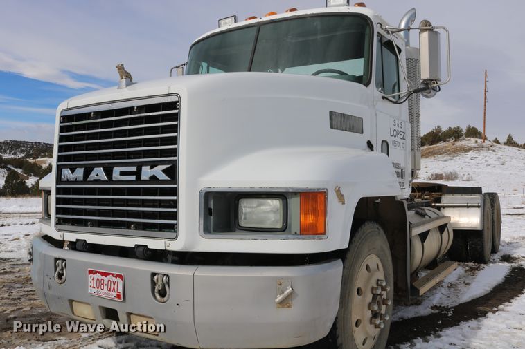 image for item DD6084 1992 Mack CH613 semi truck