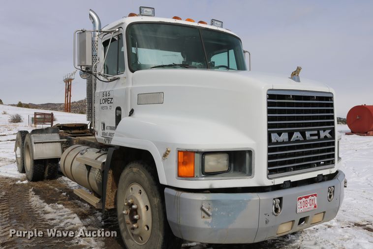 image for item DD6084 1992 Mack CH613 semi truck