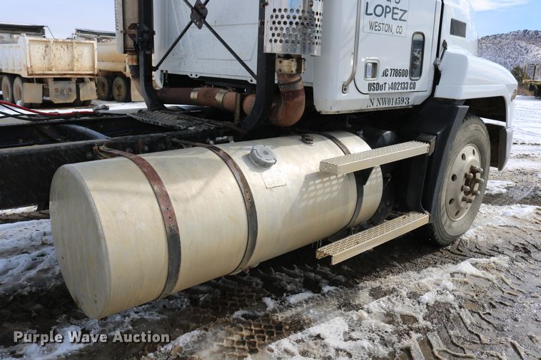 image for item DD6084 1992 Mack CH613 semi truck