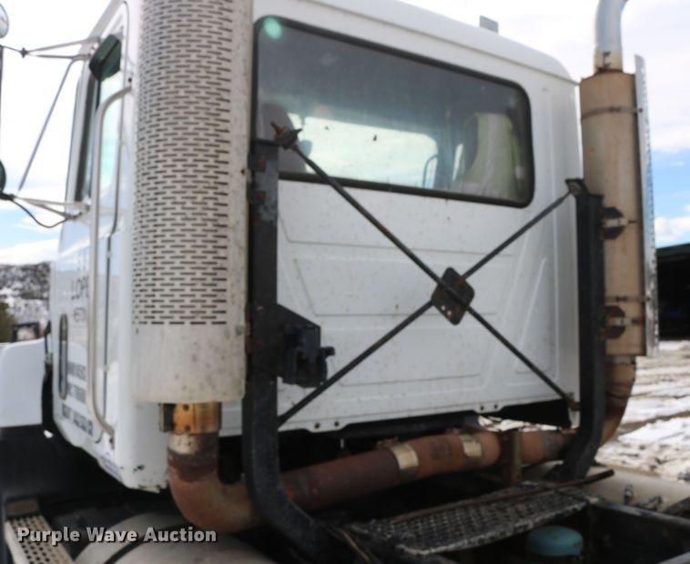 image for item DD6084 1992 Mack CH613 semi truck