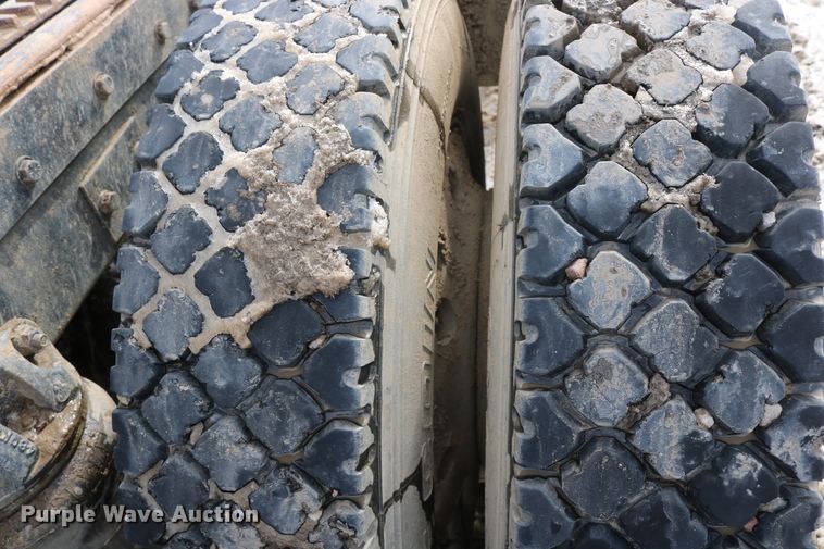 image for item DD6084 1992 Mack CH613 semi truck