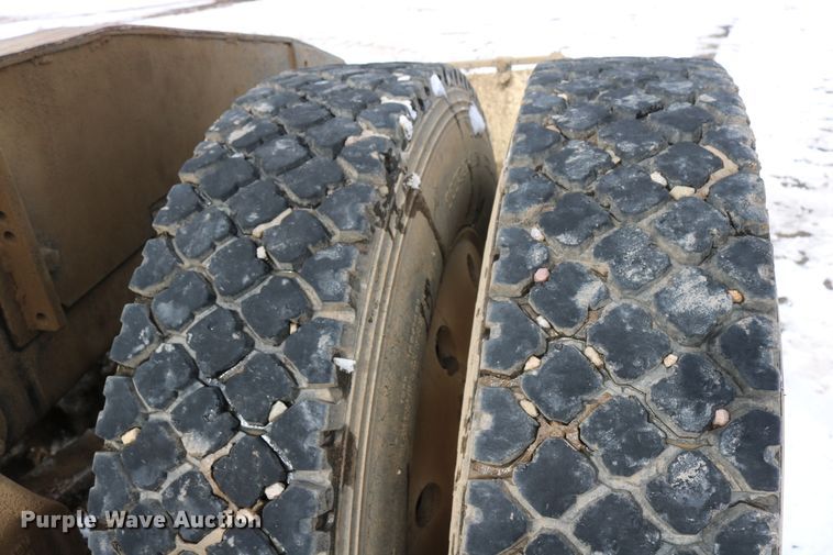 image for item DD6084 1992 Mack CH613 semi truck