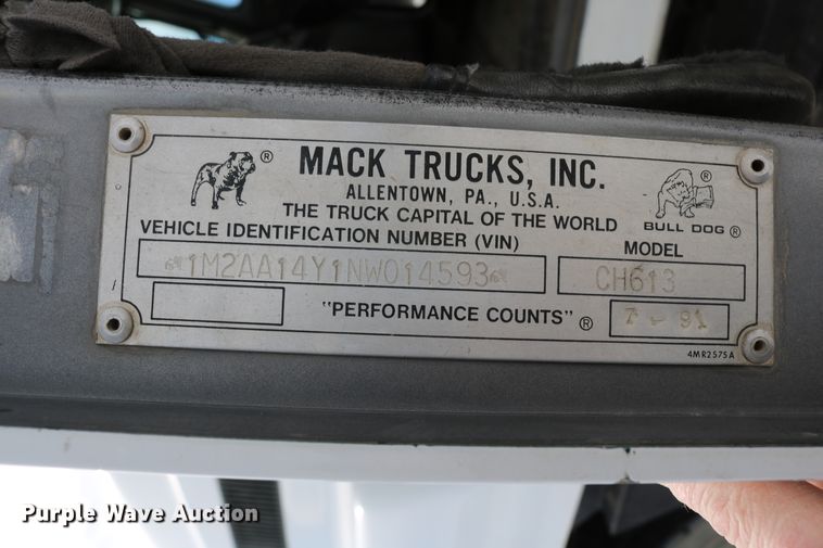 image for item DD6084 1992 Mack CH613 semi truck