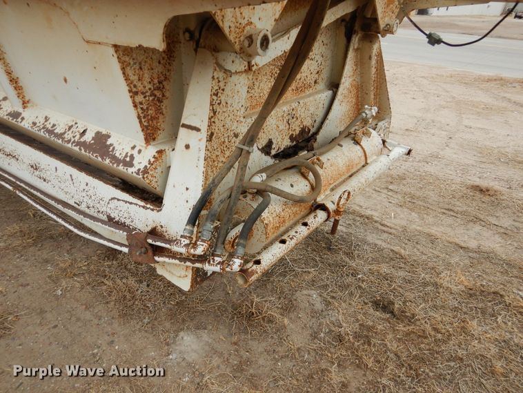 image for item DF7365 2000 Red River BD237 bottom dump trailer