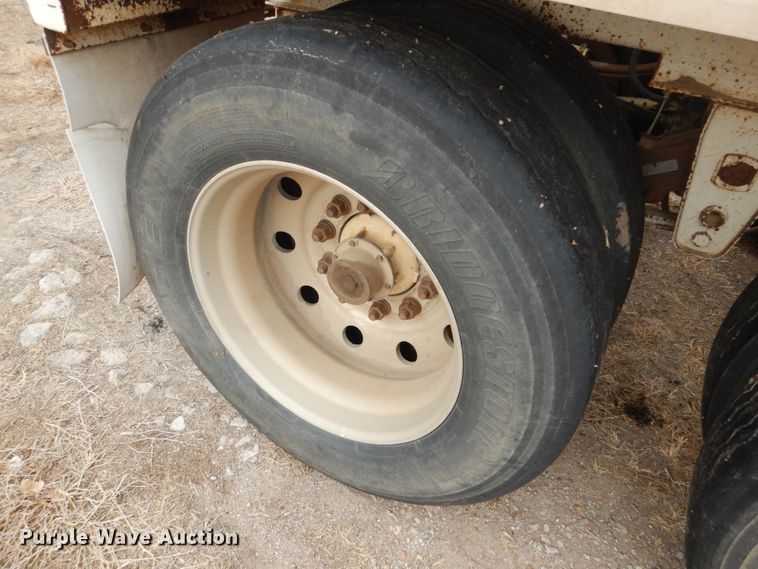 image for item DF7365 2000 Red River BD237 bottom dump trailer