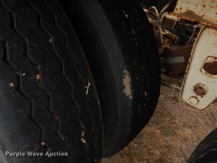 image for item DF7365 2000 Red River BD237 bottom dump trailer