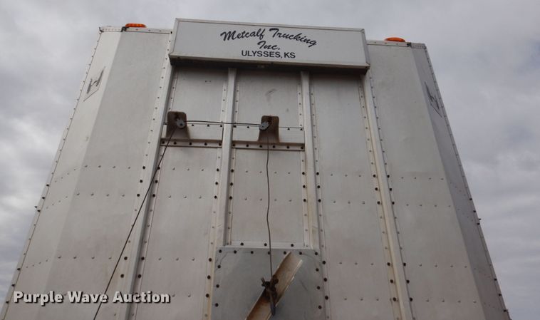 image for item DF7367 1991 Barrett Eagle Cattle Pot livestock trailer