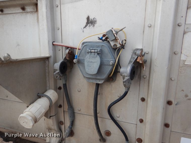 image for item DF7367 1991 Barrett Eagle Cattle Pot livestock trailer