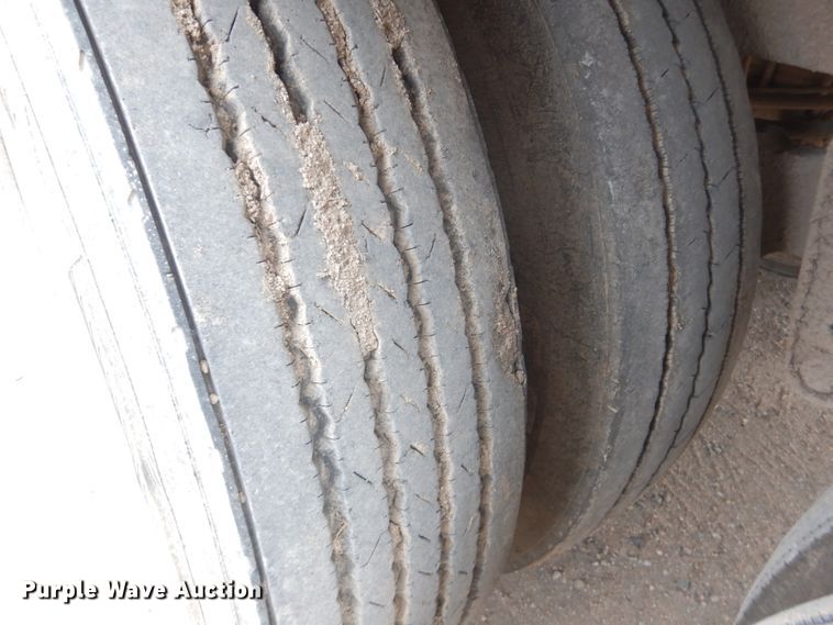 image for item DF7367 1991 Barrett Eagle Cattle Pot livestock trailer