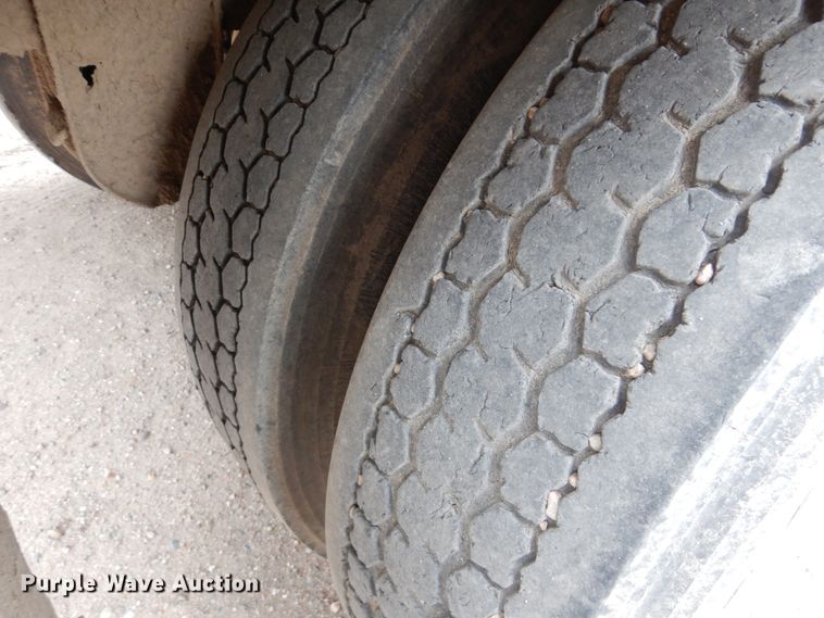 image for item DF7367 1991 Barrett Eagle Cattle Pot livestock trailer