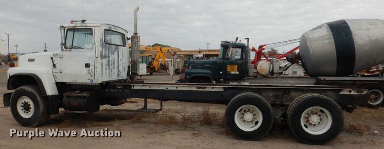 image for item DH4797 1994 Ford L8000 truck cab and chassis