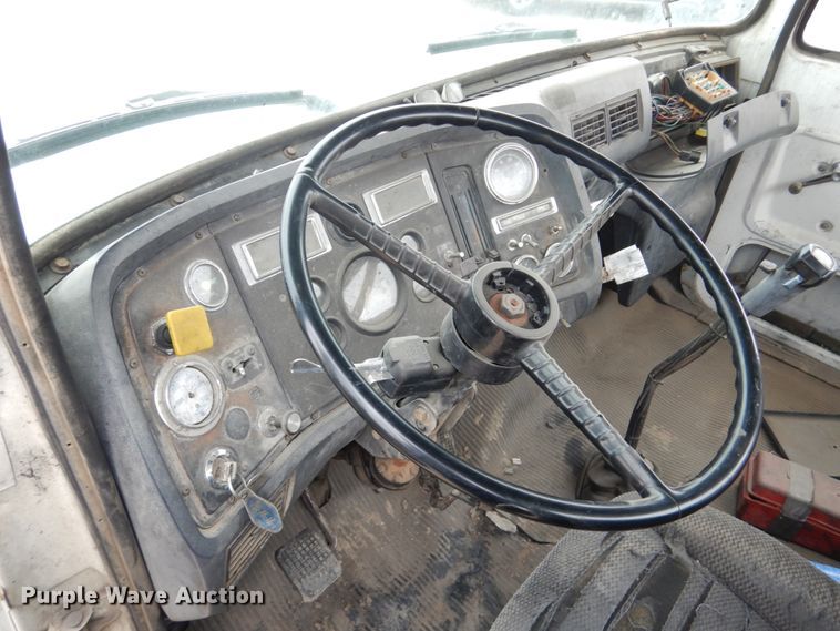 image for item DH4797 1994 Ford L8000 truck cab and chassis