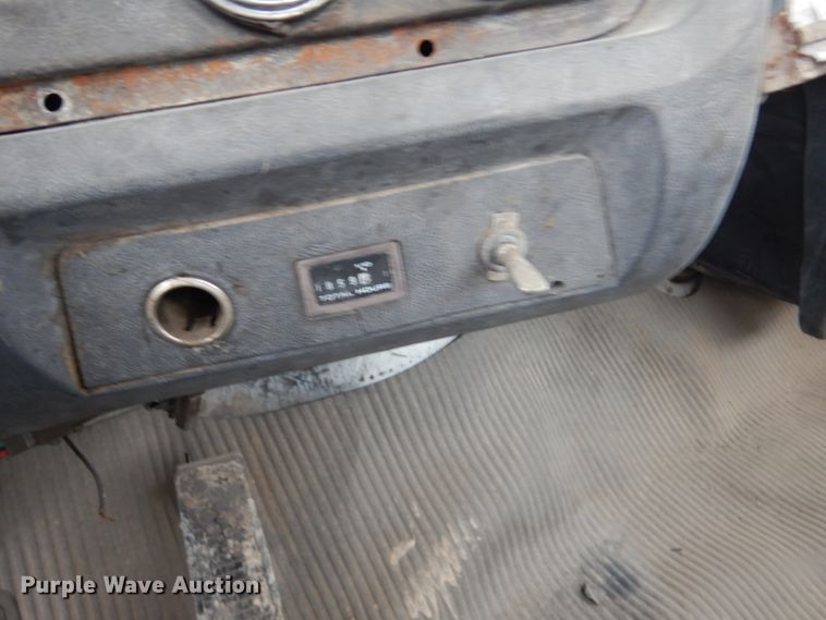 image for item DH4797 1994 Ford L8000 truck cab and chassis