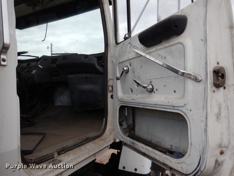 image for item DH4797 1994 Ford L8000 truck cab and chassis