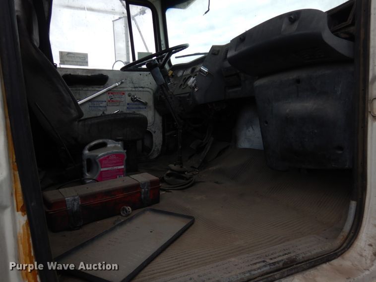 image for item DH4797 1994 Ford L8000 truck cab and chassis