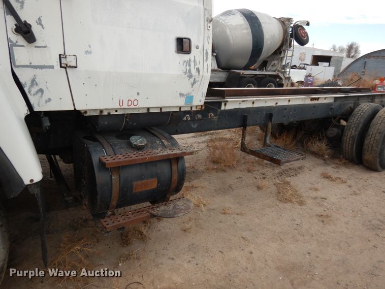 image for item DH4797 1994 Ford L8000 truck cab and chassis