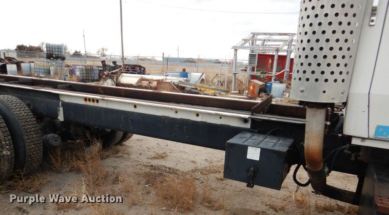 image for item DH4797 1994 Ford L8000 truck cab and chassis