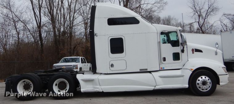 image for item DH5065 2011 Kenworth T660 semi truck