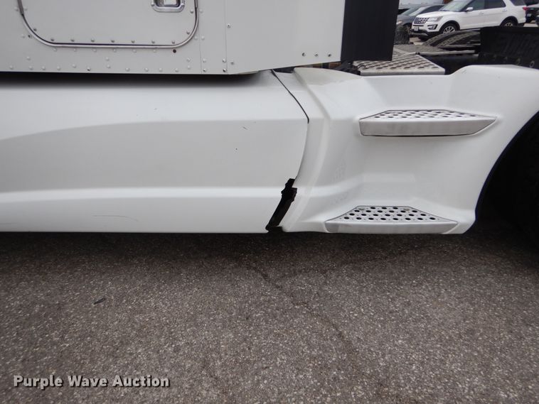 image for item DH5065 2011 Kenworth T660 semi truck