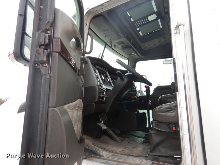 image for item DH5065 2011 Kenworth T660 semi truck