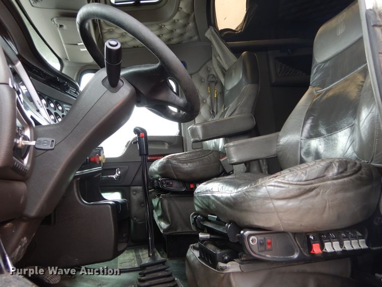 image for item DH5065 2011 Kenworth T660 semi truck