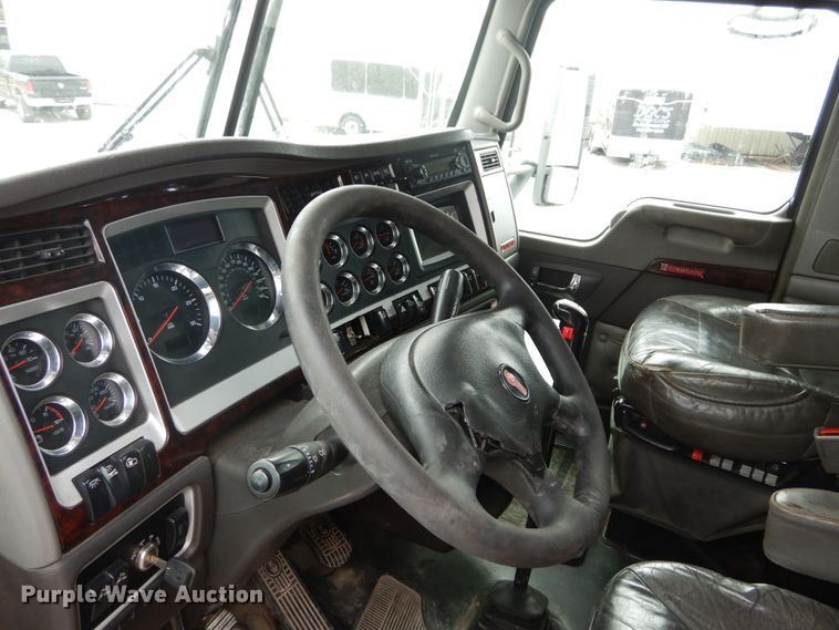 image for item DH5065 2011 Kenworth T660 semi truck