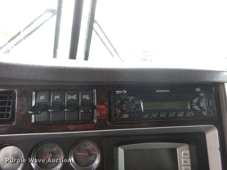 image for item DH5065 2011 Kenworth T660 semi truck