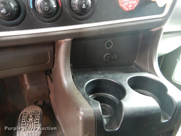 image for item DH5065 2011 Kenworth T660 semi truck