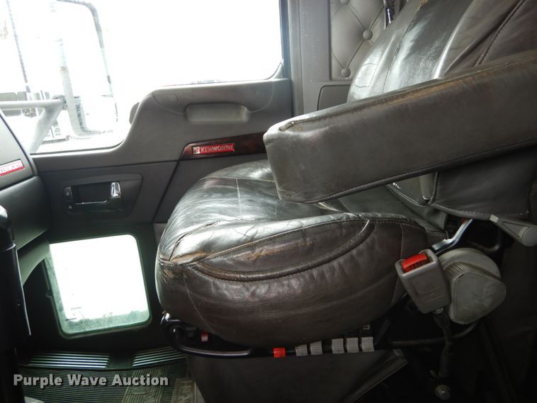 image for item DH5065 2011 Kenworth T660 semi truck