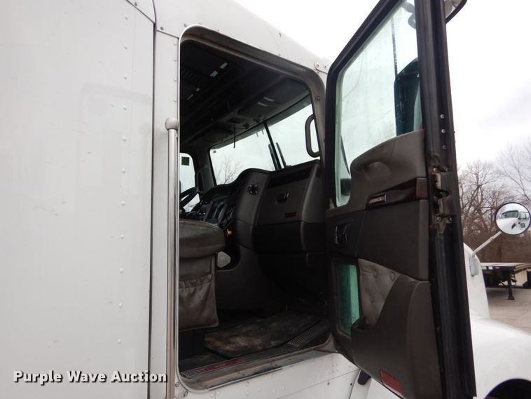 image for item DH5065 2011 Kenworth T660 semi truck