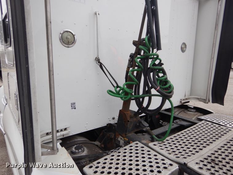 image for item DH5065 2011 Kenworth T660 semi truck