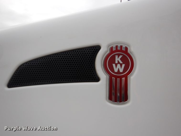 image for item DH5065 2011 Kenworth T660 semi truck